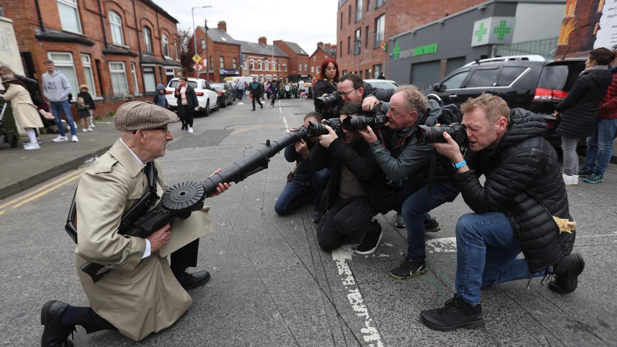 El brigadista irlandés Eddie O'Neill posa para los fotógrafos en Belfast durante los actos de celebración del Acuerdo de Viernes Santo.
