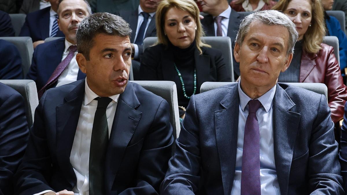 Feijóo (a la derecha) con Mazón, que asistirá al funeral de Estado por las víctimas de la dana en Valencia.