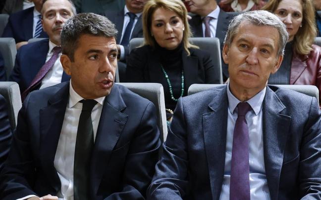 Feijóo (a la derecha) con Mazón, que asistirá al funeral de Estado por las víctimas de la dana en Valencia.