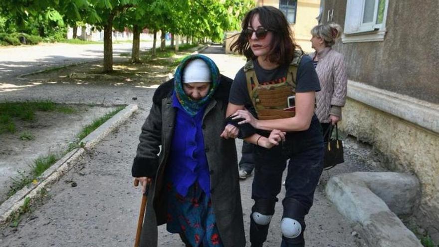 La cooperante catalana Emma Igual ayudando a una anciana en Ucrania.