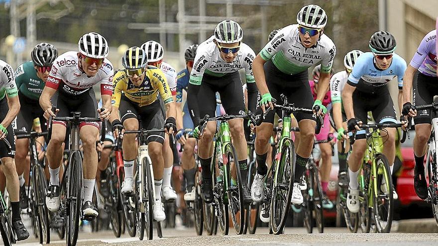 Imagen correspondiente al pelotón aficionado en la carrera disputada en Astillero. | FOTO: CAJA RURAL