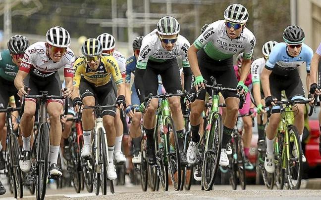 Imagen correspondiente al pelotón aficionado en la carrera disputada en Astillero. | FOTO: CAJA RURAL