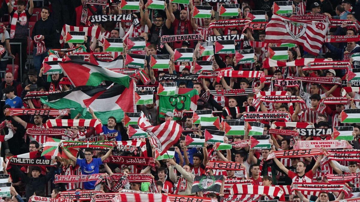 San Mamés ondea banderas de Palestina durante un partido / Pablo Viñas (DEIA)
