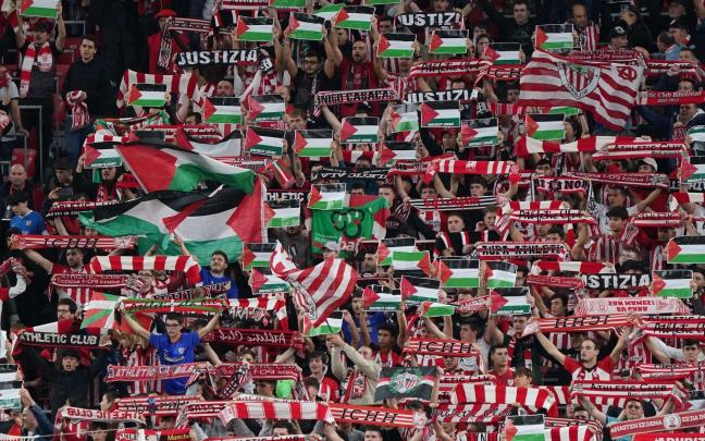 San Mamés ondea banderas de Palestina durante un partido / Pablo Viñas (DEIA)