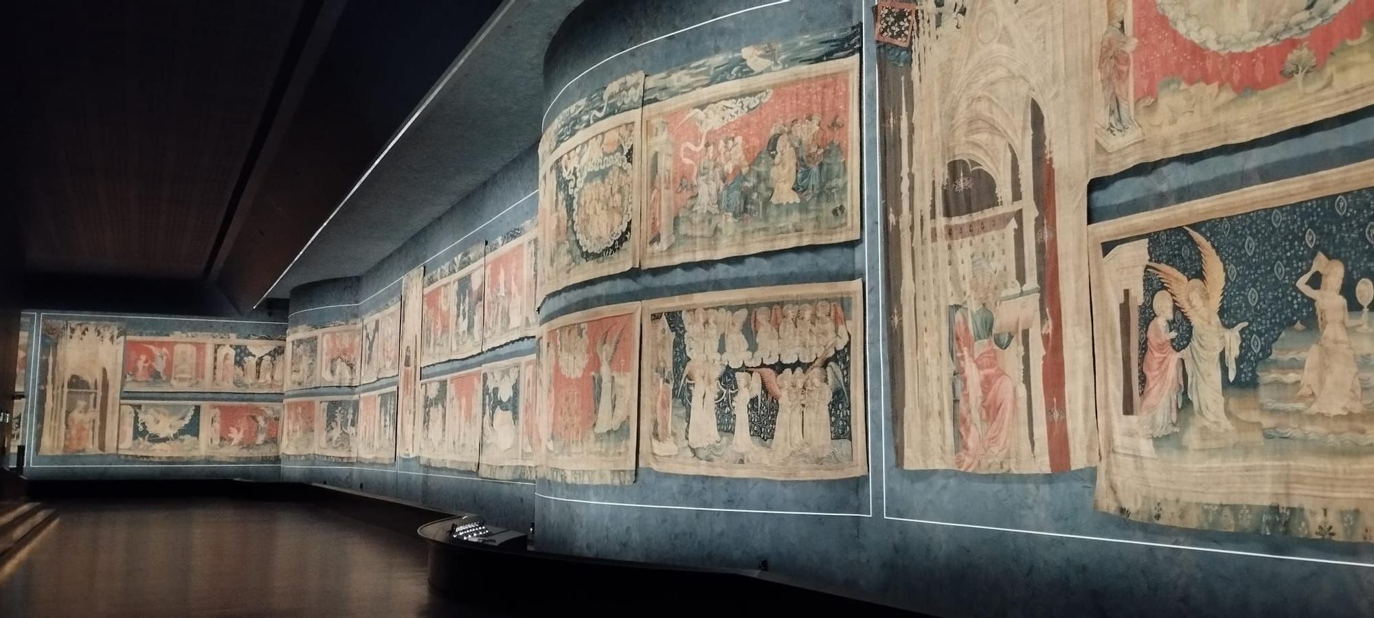 Tapiz del 'Apocalipsis de Angers' en una galería del castillo de la ciudad.