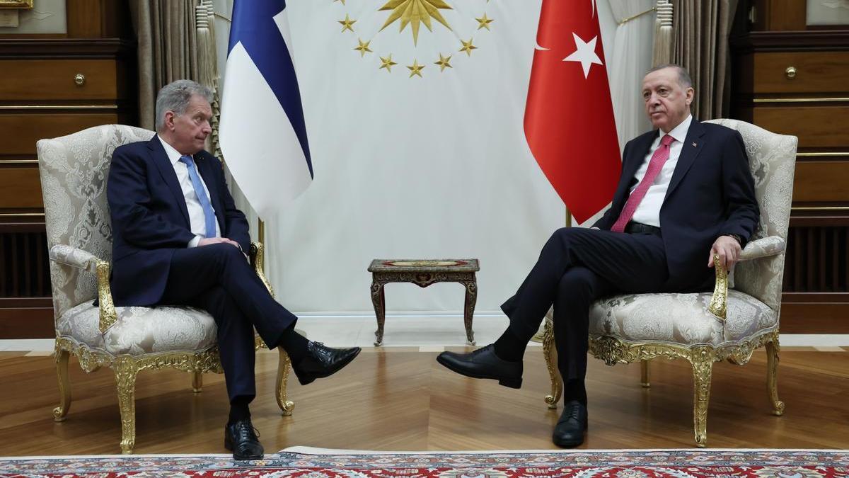 El presidente finlandés, Sauli Niinistö, se reúne con su homólogo turco Recep Tayyip Erdogan en Ankara.