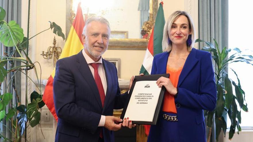 Ubarretxena ha viajado a Madrid para hacer entrega, en mano, de la documentación elaborada por el Gobierno vasco para cerrar las transferencias pendientes en el plazo comprometido.