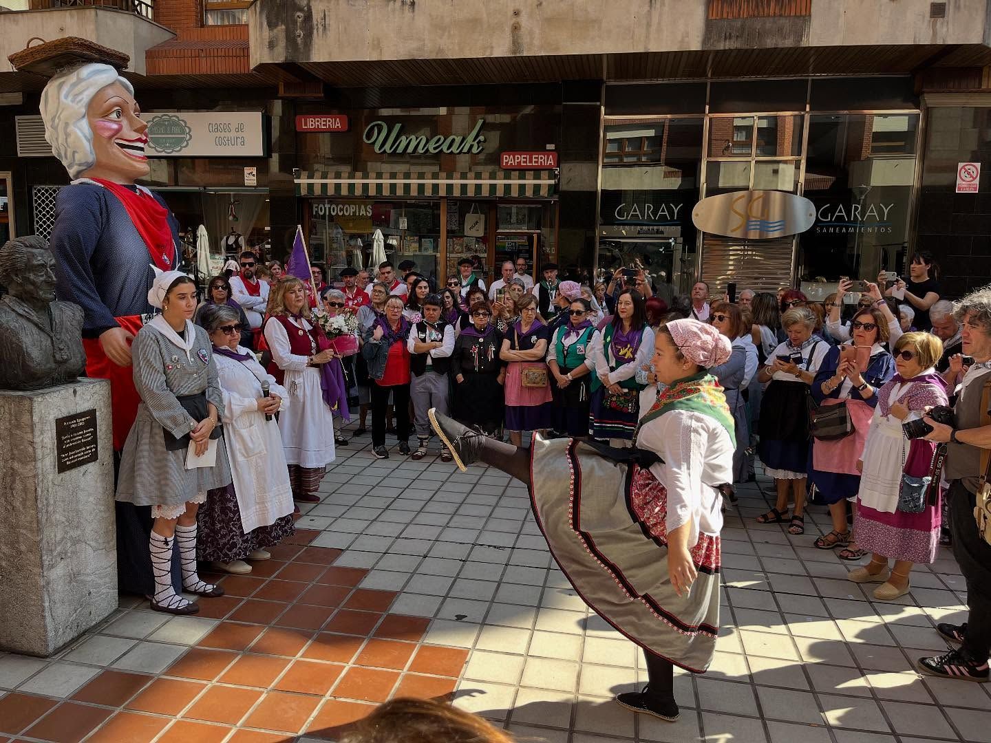 Reconocimiento a Manuela Eguiguren junto a su busto de la calle Agirre Lehendakari