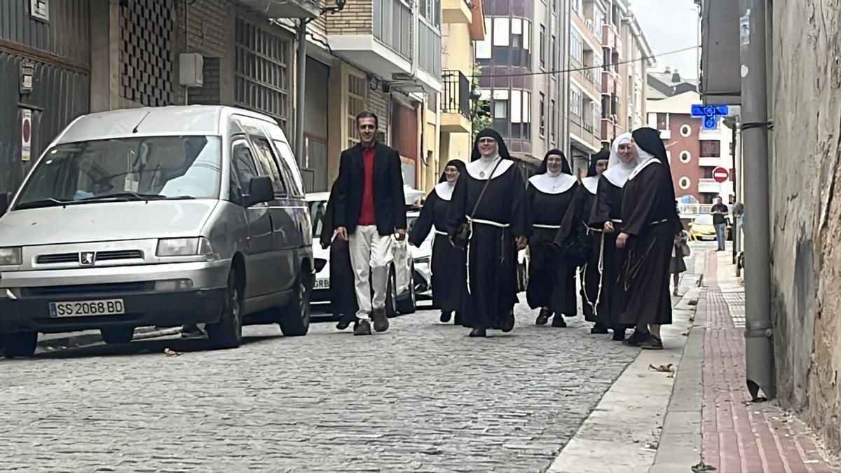 El abogado, Florentino Aláez, junto a las exmonjas de Belorado a su llegada al juzgado de Briviesca.