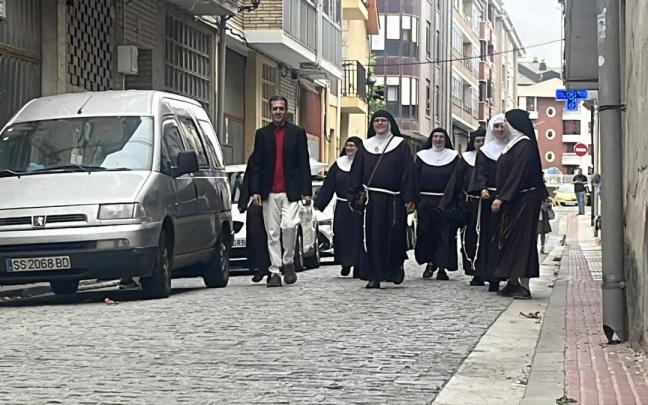 El abogado, Florentino Aláez, junto a las exmonjas de Belorado a su llegada al juzgado de Briviesca.
