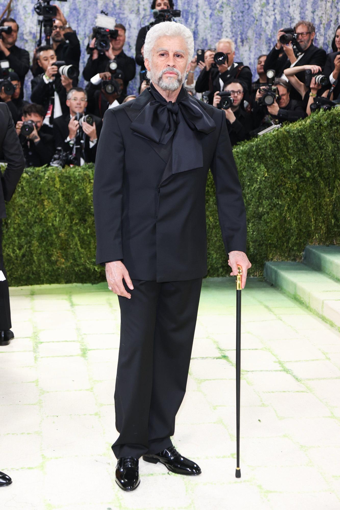 Bad Bunny ha optado por un curioso disfraz en su paso por la alfombra roja de la Met Gala.