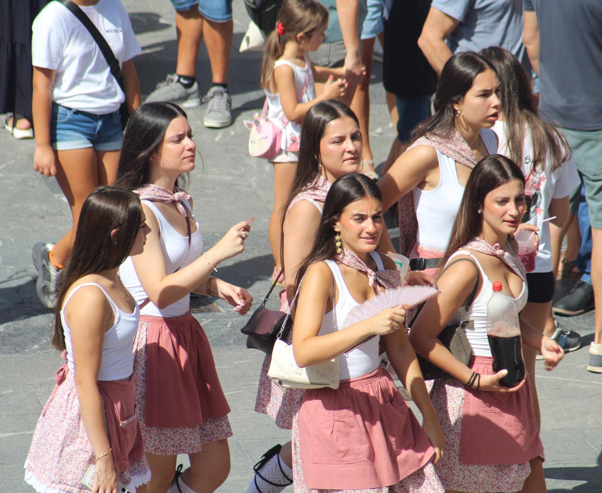 Cuadrillas de jóvenes disfrutando ya de los festejos