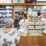 Una clienta en una farmacia.