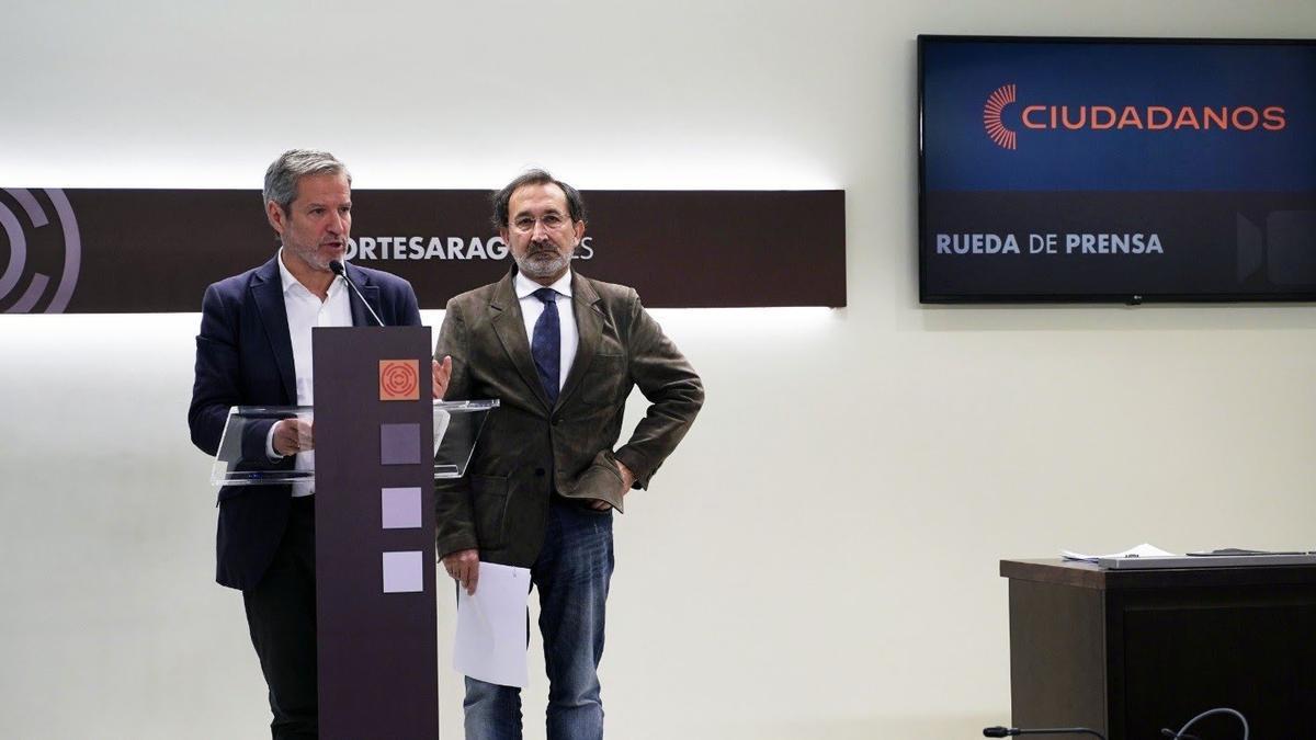 El portavoz de Ciudadanos en las Cortes de Aragón, Daniel Pérez Calvo, y el portavoz en Hacienda de Cs en el Parlamento regional, José Luis Saz.