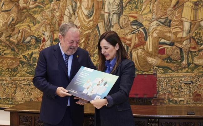 Pedro Azpiazu entrega el Proyecto de Presupuestos Generales de Euskadi a la presidenta del Parlamento Vasco, Bakartxo Tejeria.