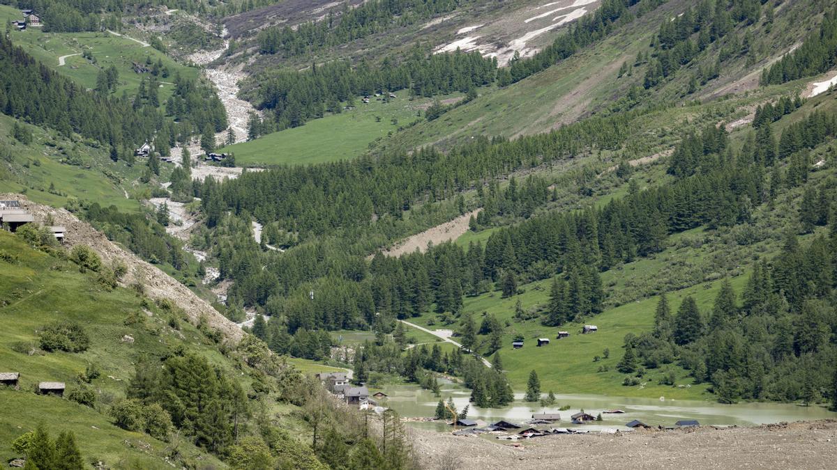 Imagen del pueblo sepultado tras la rotura de un glaciar en los Alpes suizos