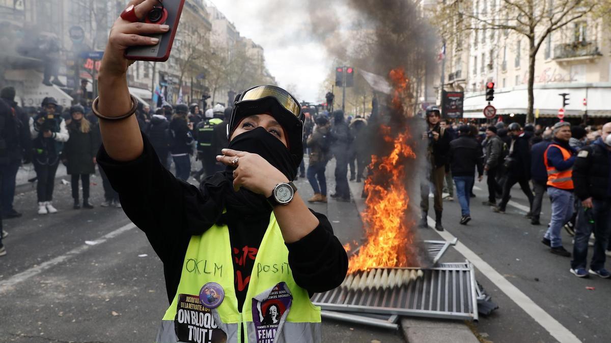 Una manifestante se hace un selfie durante las movilizaciones en las calles de París