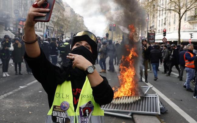 Una manifestante se hace un selfie durante las movilizaciones en las calles de París