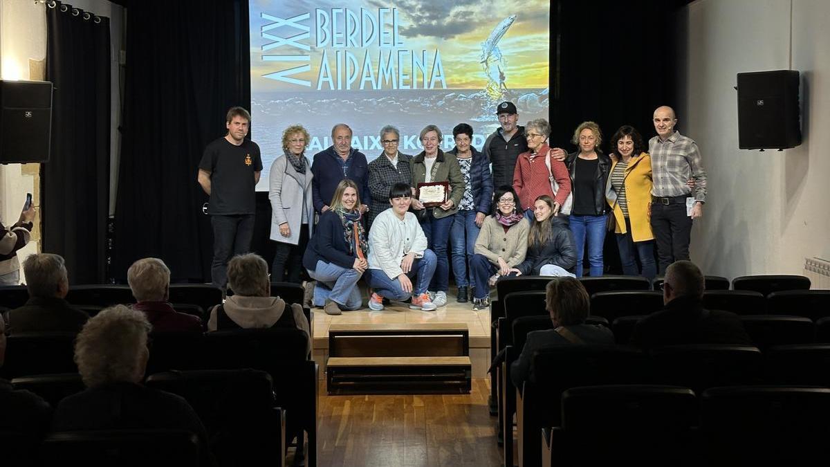 El reconocimiento a la cofradía del Calvario se cerró con una foto de grupo.