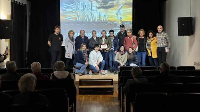 El reconocimiento a la cofradía del Calvario se cerró con una foto de grupo.