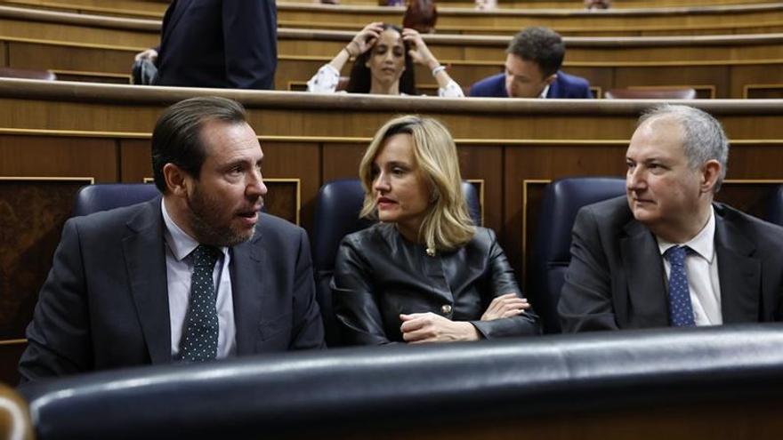 Los ministros de Transportes, Óscar Puente, Educación, Pilar Alegría e Industria, Jordi Hereu, respectivamente, al inicio de una sesión de control al Gobierno español.