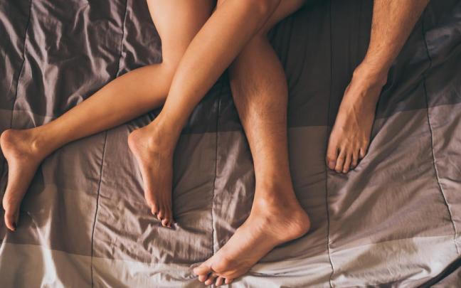 Dos personas, en la cama. Dos personas, en la cama.