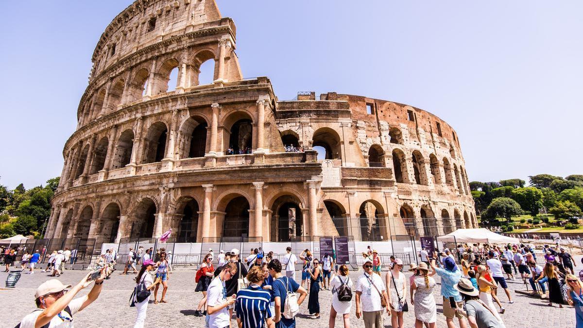 Decenas de turistas ante el Coliseo romano.