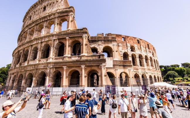 Decenas de turistas ante el Coliseo romano. Decenas de turistas ante el Coliseo romano.