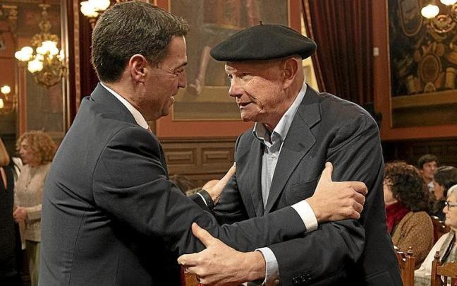 El candidato del PNV refrendado por las bases, Imanol Pradales, con Juan José Ibarretxe. | FOTOS: NTM El candidato del PNV refrendado por las bases, Imanol Pradales, con Juan José Ibarretxe. | FOTOS: NTM