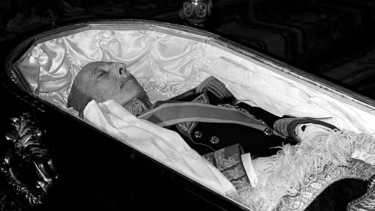 El féretro con los restos mortales de Franco en la iglesia de El Pardo durante un funeral, antes de ser trasladado al Palacio Real, donde se instaló la capilla ardiente.