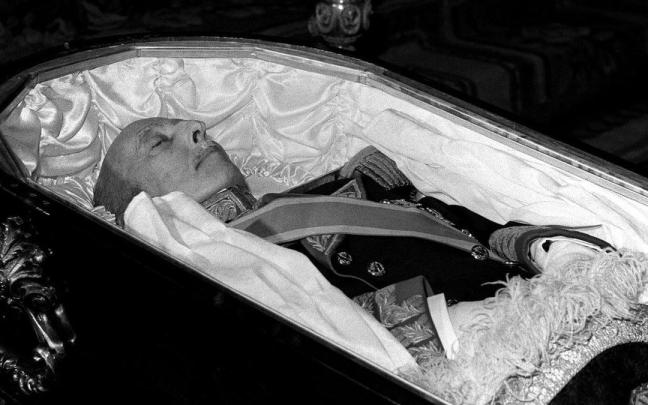 El féretro con los restos mortales de Franco en la iglesia de El Pardo durante un funeral, antes de ser trasladado al Palacio Real, donde se instaló la capilla ardiente.