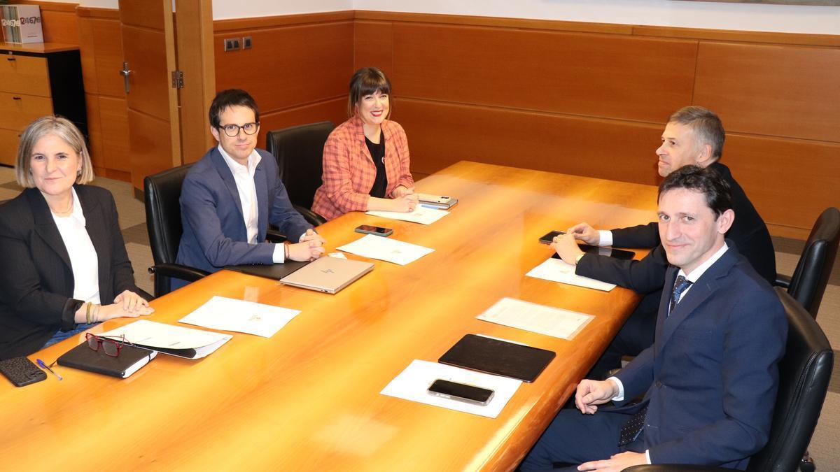 La delegación de EH Bildu encabezada por Pello Otxandiano, con la delegación del departamento de Hacienda de Noël d'Anjou