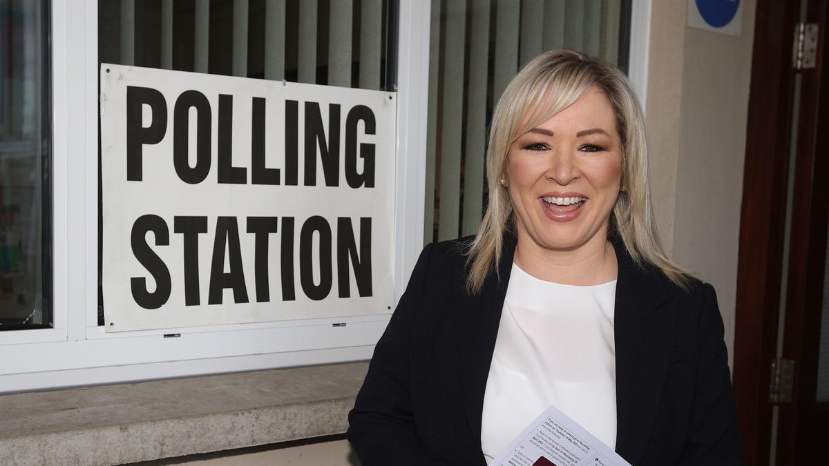 La vicepresidenta del Sinn Féin, Michelle O'Neill, a su llegada a un colegio electoral.