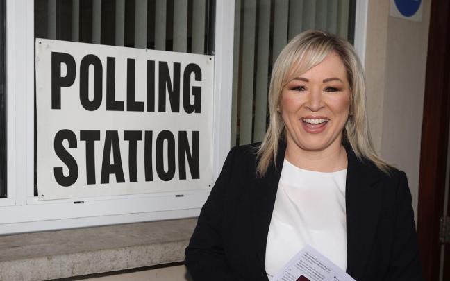 La vicepresidenta del Sinn Féin, Michelle O'Neill, a su llegada a un colegio electoral. La vicepresidenta del Sinn Féin, Michelle O'Neill, a su llegada a un colegio electoral.