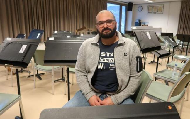 Andoni Vázquez, en el local de ensayo de la banda de Zumarraga.