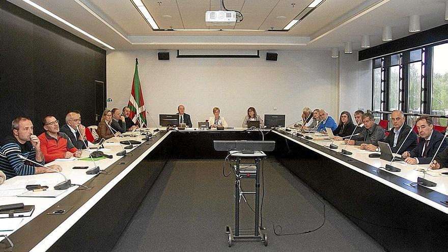 Reunión de la Mesa de Agricultura y Cambio Climático, ayer en Gasteiz. | FOTO: JOSU CHAVARRI