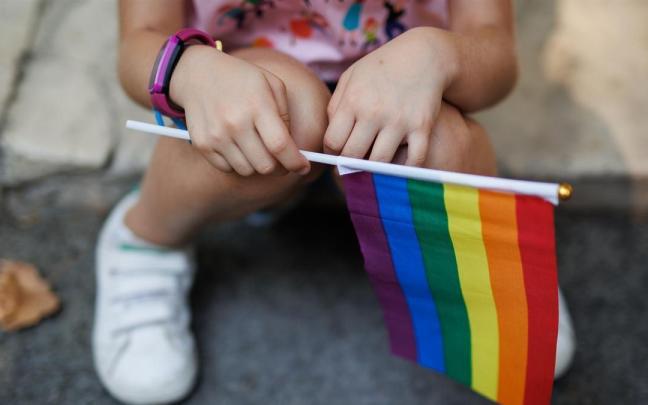 Una niña sostiene la bandera del arcoiris. / EP Una niña sostiene la bandera del arcoiris.