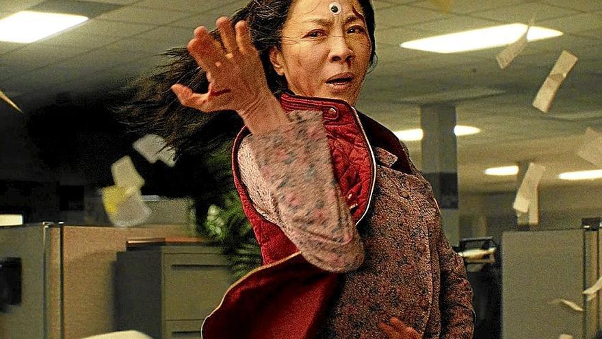 Escena de ‘Todo a la vez en todas partes’ protagonizada por Michelle Yeoh. | FOTOS: CEDIDAS