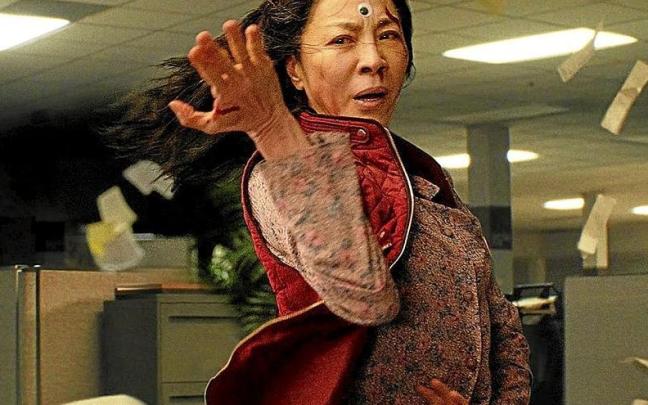 Escena de ‘Todo a la vez en todas partes’ protagonizada por Michelle Yeoh. | FOTOS: CEDIDAS Escena de ‘Todo a la vez en todas partes’ protagonizada por Michelle Yeoh. | FOTOS: CEDIDAS