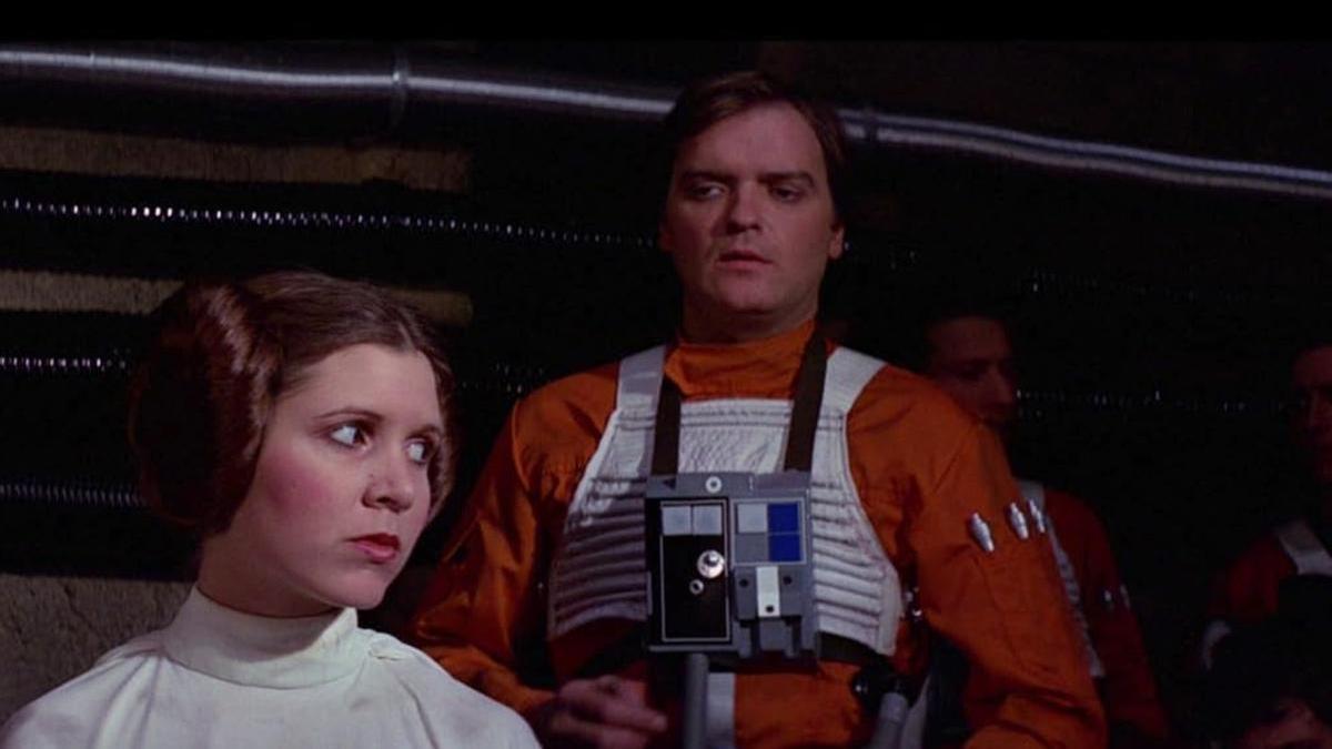 Carrie Fisher junto a Angus MacInnes en 'Star Wars: Episodio IV - Una nueva esperanza'.