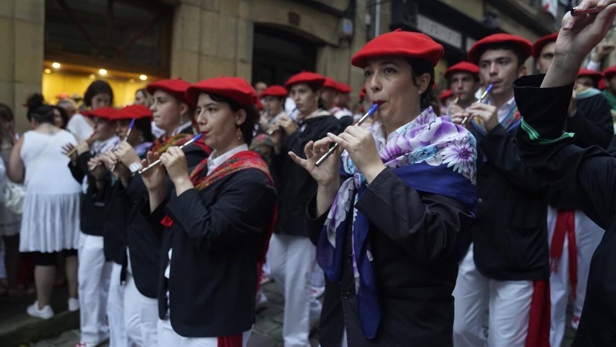 La compañía Jaizkibel desfila en Hondarribia en 2023 / Ruben Plaza