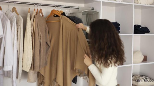 Un armario cápsula consiste en invertir en prendas básicas que combinen entre sí para crear distintos conjuntos. / Darina Un armario cápsula consiste en invertir en prendas básicas que combinen entre sí para crear distintos conjuntos.