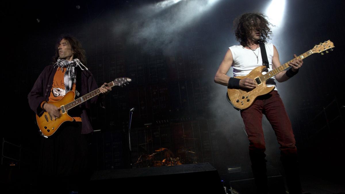 Robe e Iñaki 'Uoho' durante una actuación en 2014.