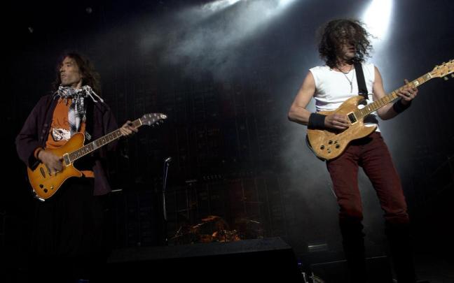 Robe e Iñaki 'Uoho' durante una actuación en 2014.