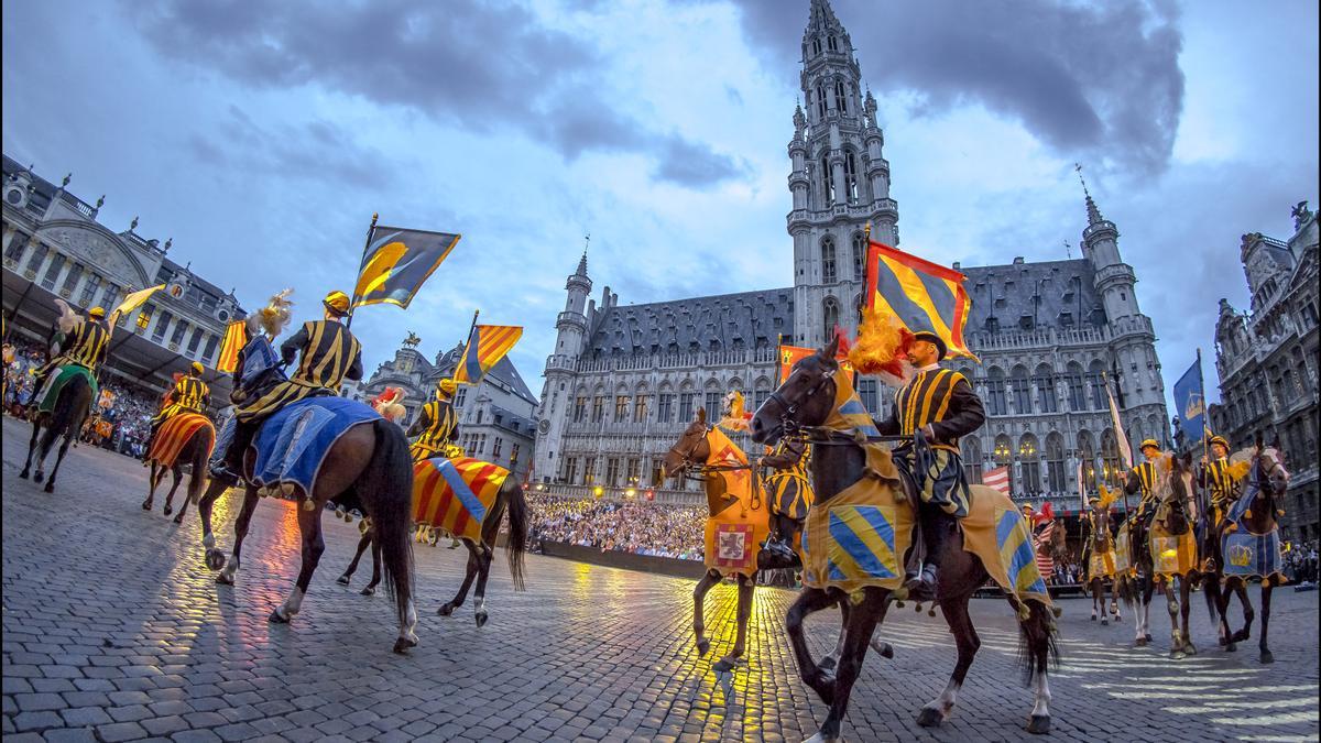 Ommegang, uno de los desfiles más emblemáticos que cuenta con 1.400 participantes vestidos de la época renacentista en Bruselas.
