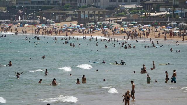 Playa de Zarautz repleta de bañistas.