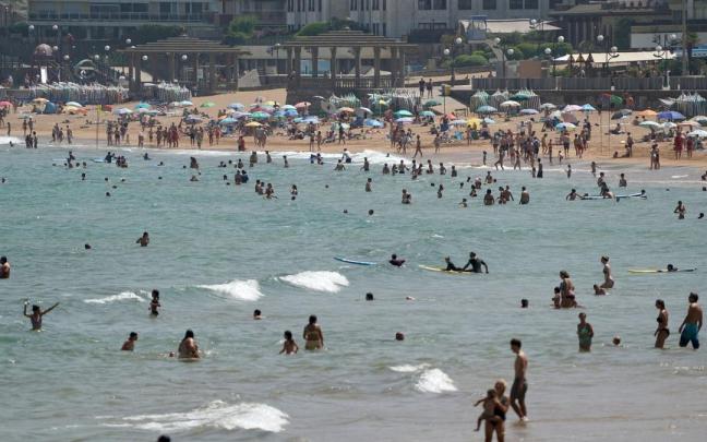 Playa de Zarautz repleta de bañistas.