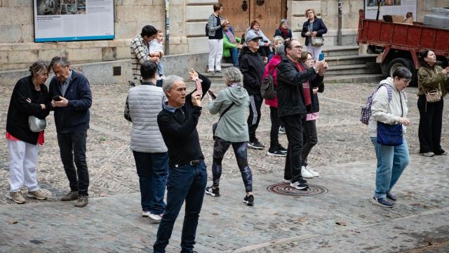 Turistas en el festival 'Temps de Flors 2026' de Girona.