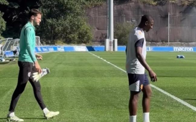 Remiro y Traoré este martes en Zubieta. / R.S.