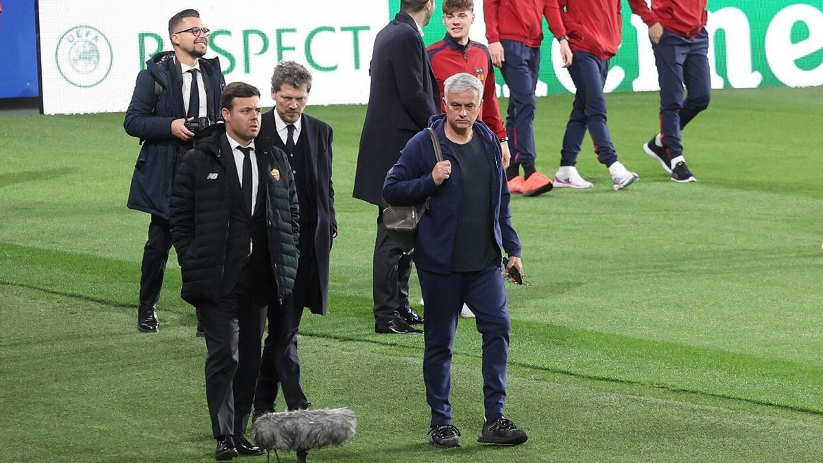 Mourinho y los jugadores de la Roma, en el Reale Arena este miércoles